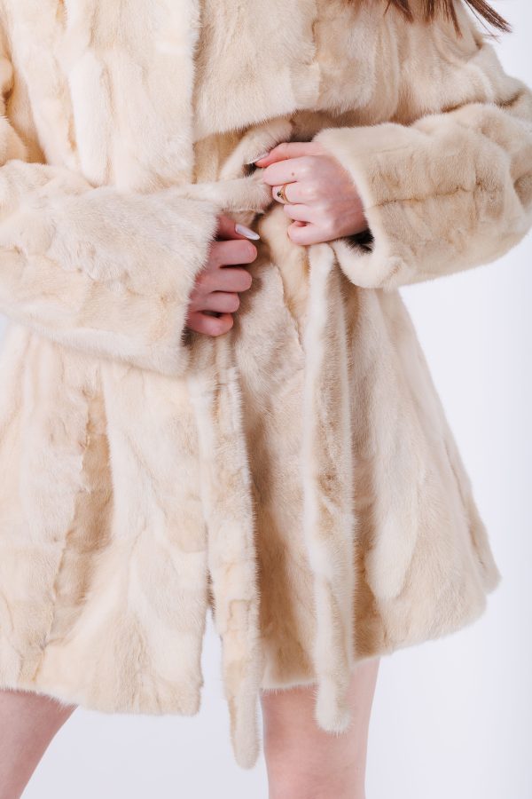 Futro z norki z paskiem ecru